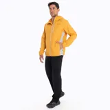 Cortaviento gris con detalles en naranja, ultra liviano, de secado rápido, con capucha y bolsillos internos.