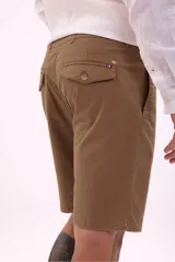 Bermuda de lino color beige, corte recto, con bolsillos laterales y traseros.