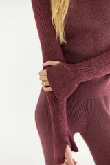 Polera de punto color bordó, con calado y ojal para el pulgar.