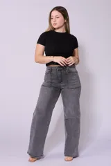Jean de mujer, tiro alto, color gris claro lavado, corte wide leg (pierna ancha) con detalles de costuras y bolsillos frontales tipo parche.