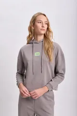 Canguro gris oscuro con efecto lavado y estampado de Stitch.