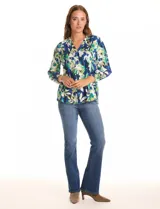 Blusa estampada de la marca Ruby Rd., con cuello a la base, escote en V y botones. Presenta manga larga con puño elastizado y delantera plisada. El estampado es de hojas en tonos azules, verdes, amarillos y blancos.