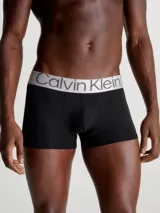 Pack de tres bóxers Calvin Klein de corte bajo, confeccionados en microfibra negra con cinturilla elástica plateada con el logo de la marca.