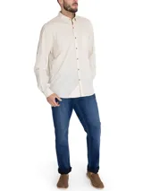 Camisa casual de hombre RKF Galiton, color amarillo claro, de manga larga ajustable con botones de madera. Confeccionada en popelina 100% algodón orgánico, con bolsillo de pecho con logo bordado y protección UV 20+.