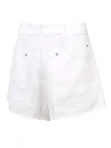 Short blanco de lino orgánico, de calce holgado, tiro alto y bolsillos laterales.