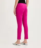 Pantalón de vestir color verde claro, de corte recto, con bolsillos laterales y traseros.