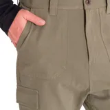 Pantalón cargo de hombre, color negro, corte recto, con bolsillos laterales tipo parche con solapa y bolsillos traseros con solapa. Fabricado en tejido de algodón resistente.