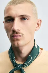 Camiseta color arena de algodón compacto, corte recto, cuello redondo y mangas cortas.