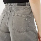 Short de jean gris con efecto desgastado y acabados sin rematar.