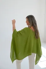 Blusa oversize color verde pistacho, de lino, con mangas amplias y escote en V.