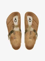 Sandalias Birkenstock modelo Gizeh color dorado, con tira de dedo y hebilla metálica ajustable. Plantilla anatómica de corcho y látex cubierta de ante. Suela de EVA.