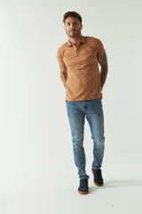 Remera polo negra de manga corta con cuello clásico, cierre de botones, bolsillo en el pecho y logo estampado.