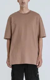 Remerón color cañamo de corte extra oversize y hombros caídos, confeccionado en algodón premium americano muy suave al tacto y combinado con cuello rib al tono en formato redondo y doble costura al tono del color base.