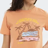 Remera color naranja con estampa de playa con palmeras y texto.