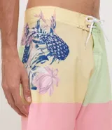 Bermuda de baño para hombre con estampado de ananá en la lateral, corte recto y cordón ajustable en la cintura.