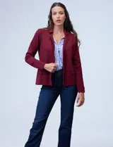 Cardigan tejido color burdeos, con cuello solapa y abertura central con botones, además de bolsillos simulados.