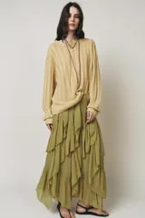 Falda midi color verde oliva, de tiro medio con cintura elástica y volantes asimétricos.