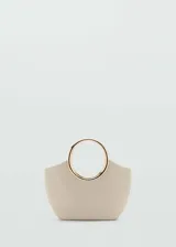 Bolso pequeño color beige con efecto piel y asa de mano circular dorada. Incluye forro interior, detalle metálico, doble asa corta y asa larga extraíble.