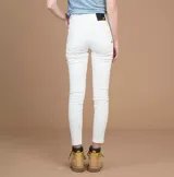 Pantalón de jean gris oscuro, corte skinny y tiro medio.
