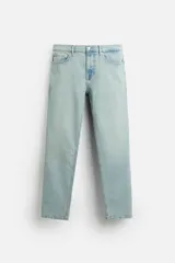 Pantalón de jean azul oscuro, corte slim fit, tiro medio, cinco bolsillos, tejido elástico y efecto lavado.