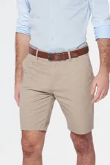 Bermuda de gabardina azul marino, corte recto, con bolsillos laterales y traseros.