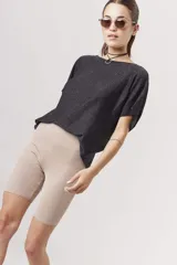 Shorts tipo biker de tejido de punto color beige melange, ajustados al cuerpo.