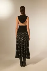 Top sin mangas color negro, ajustado al cuerpo, con escote pronunciado en V y frunces en el busto.