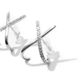 Par de aros plateados con forma de equis (X) con incrustaciones de strass.