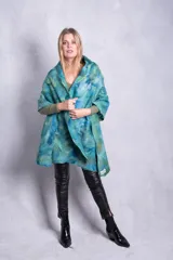 Pashmina afieltrada a mano en tonos azules y verdes, con base de gasa de algodón beige.