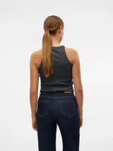 Top gris oscuro con cuello redondo y sin mangas.