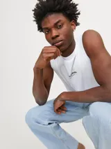 Musculosa blanca de algodón con cuello redondo y corte oversize.