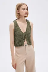 Top sin mangas de algodón color blanco, tejido al crochet, con escote en V profundo y lazo de ajuste en el frente.