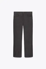 Pantalón de jean color gris oscuro, de tiro alto, corte slim fit y pierna bootcut.