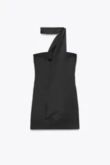Vestido corto negro de satén, con escote recto, hombros descubiertos y foulard del mismo tejido.