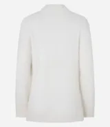Suéter marrón de punto con cuello redondo y mangas largas ajustadas. Diseño slim alargado con efecto de pelitos.