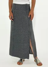 Falda larga color crudo con abertura lateral y cierre con botones.