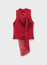 Blusa roja con estampado de flores, cuello drapeado con fular, sin mangas y cierre de botón en la parte posterior.