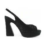 Sandalia negra con plataforma delantera y taco geométrico.