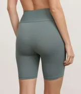 Bermuda deportiva color verde agua, de calce ajustado, con cintura ancha y confeccionada en poliamida.