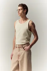 Musculosa blanca de punto acanalado de mezcla de algodón, corte ajustado y bajo recto.