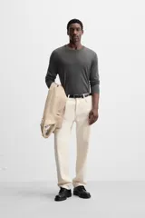 Jersey negro de lana con acabado mercerizado, corte relaxed fit, cuello redondo y manga larga con terminaciones en rib.