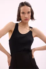 Remera negra de algodón con cuello redondo y sisas amplias.