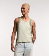 Musculosa verde claro de ribana con cuello redondo y efecto spray en las sisas.