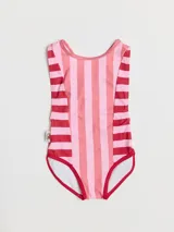 Traje de baño enterizo con rayas verticales rosas y rojas.