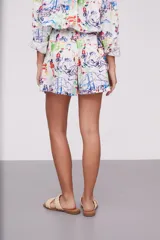 Short blanco con estampado multicolor de dibujos abstractos y geométricos.