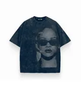 Remera negra con estampa de Rihanna con gafas de sol.