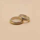Par de alianzas de plata con borde de oro amarillo 9k, de 4mm de ancho.