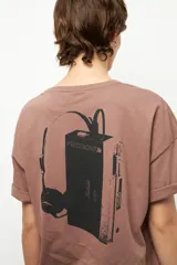 Remerón de manga corta color blanco, con cuello a la base y gran estampa en la espalda.