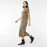 Vestido midi de corte recto, con cuello redondo y mangas cortas. Estampado animal print de leopardo.