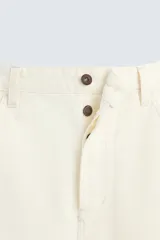 Pantalón de jean negro de corte amplio y tiro alto, con cinco bolsillos y cierre frontal con botón.